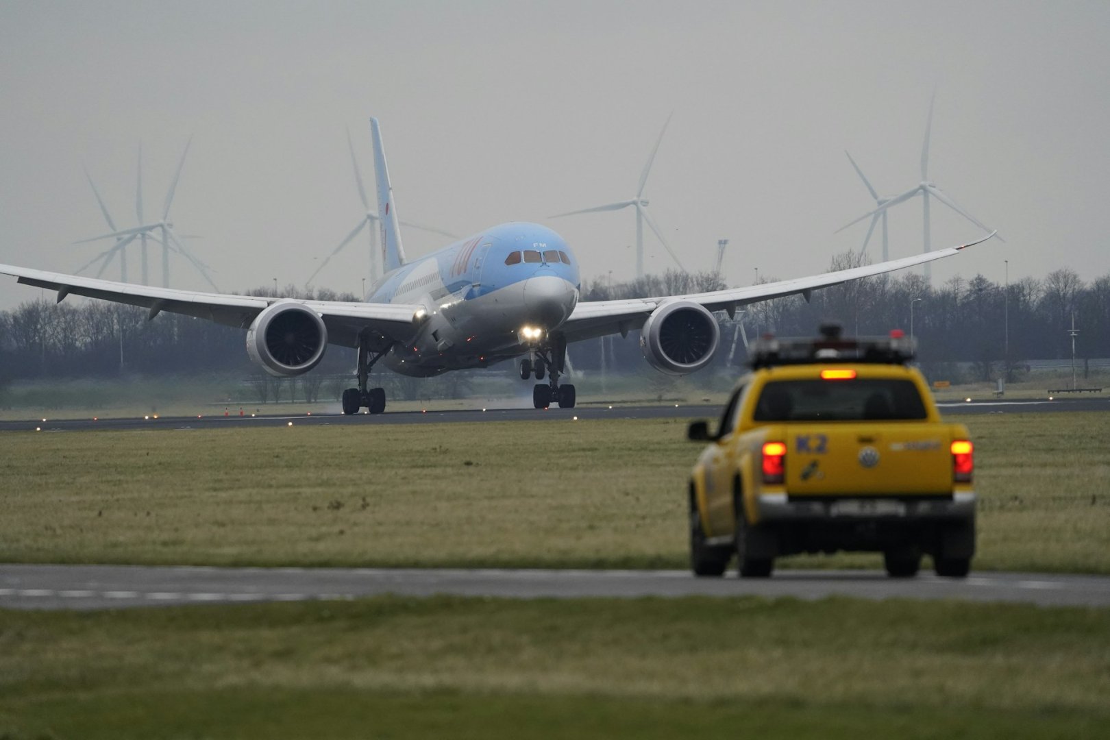TUI Airways 787 Flight Makes Emergency Landing in Manchester TUI Airways 787 Flight Makes Emergency Landing in Manchester