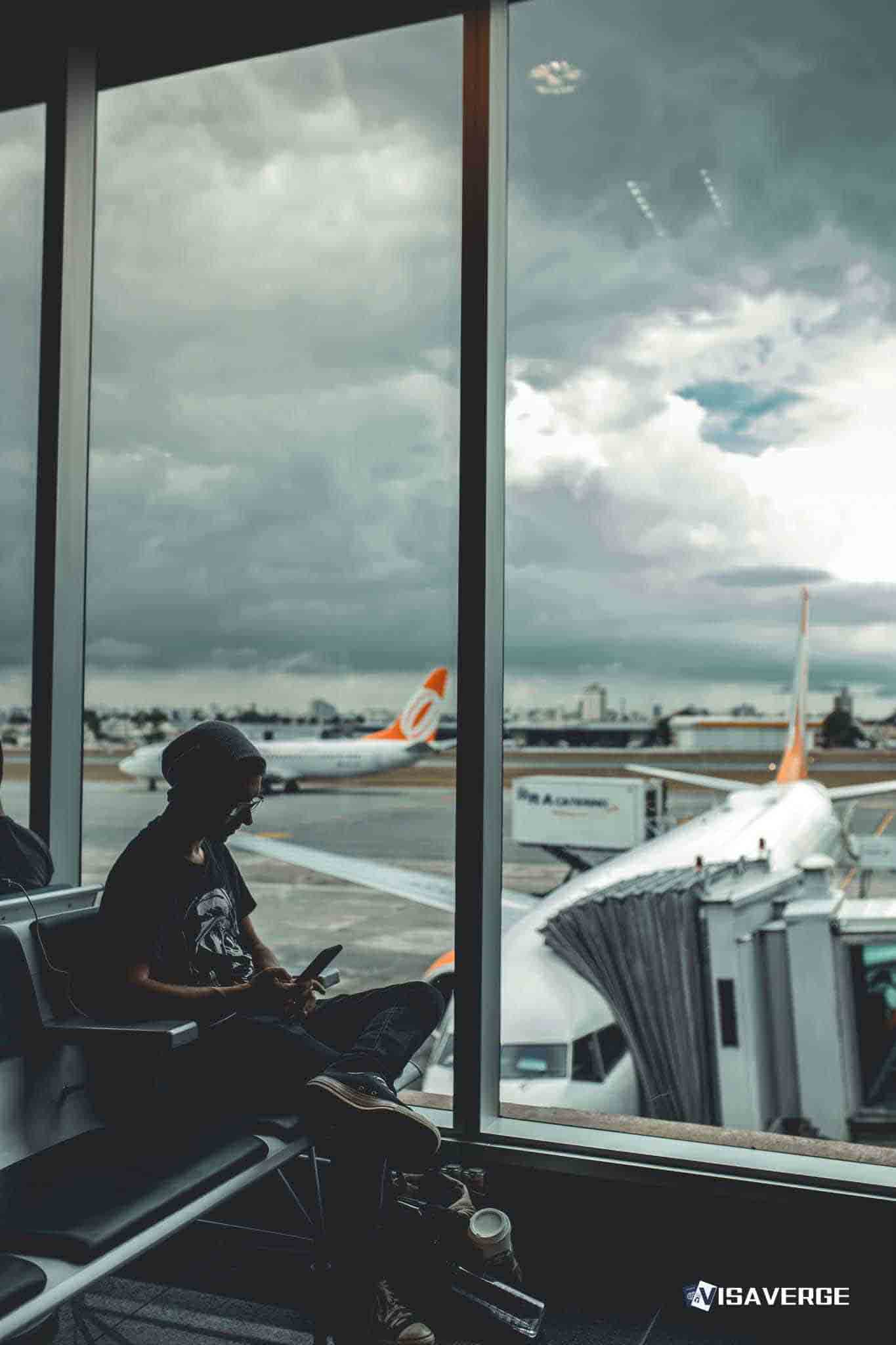 Greg Norman’s jet makes emergency landing at LAX airport after windscreen shatters