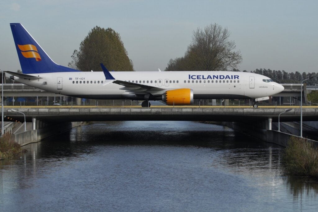 Icelandair Reports Veteran Pilot to Police After Unauthorized Vestmannaeyjar Flyover on FI521