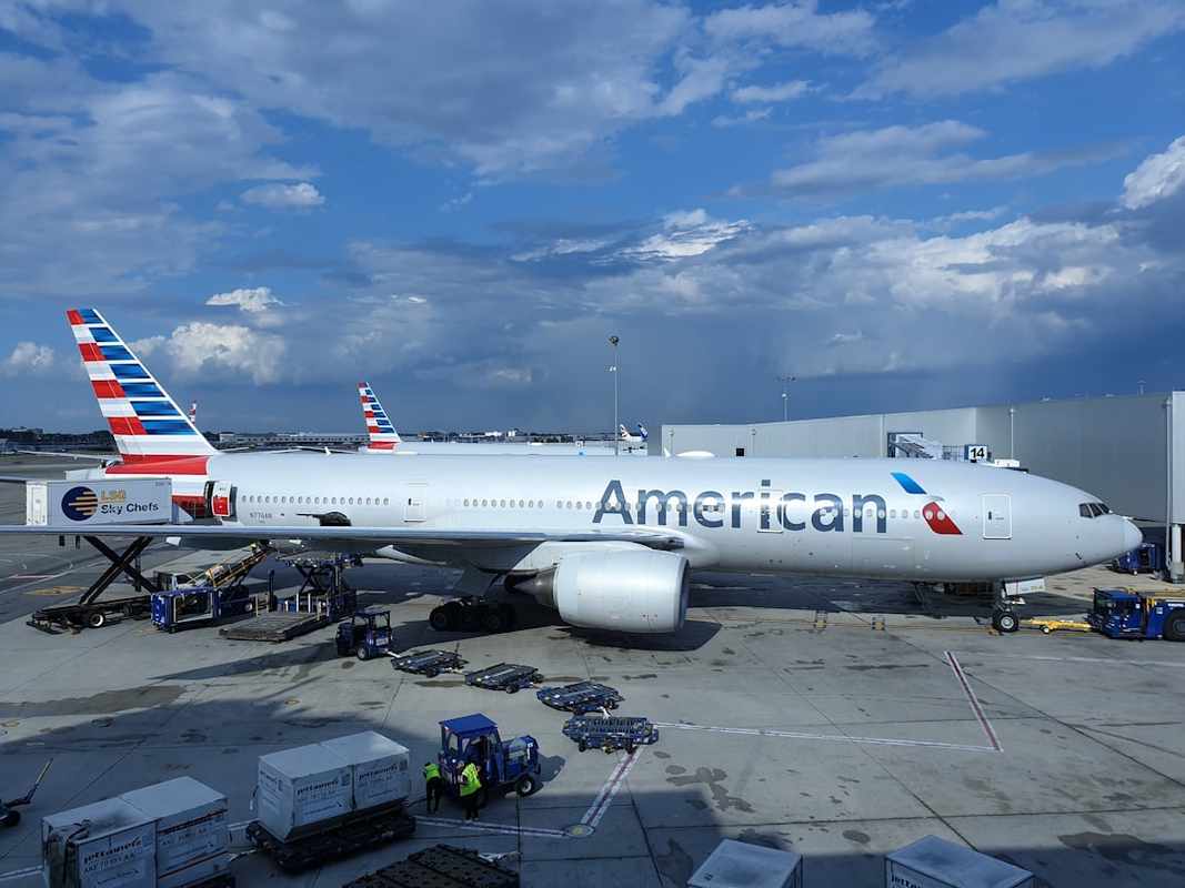 Passenger Erupts at Flight Attendant Over Alleged Vaping on American Airlines Flight Passenger Erupts at Flight Attendant Over Alleged Vaping on American Airlines Flight