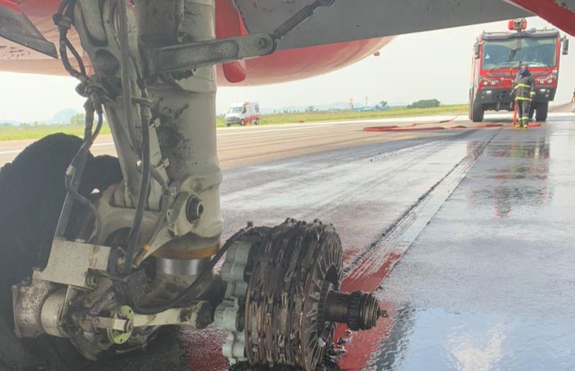 Tire Blowout on Boeing 737 During Landing from ORD to IAH