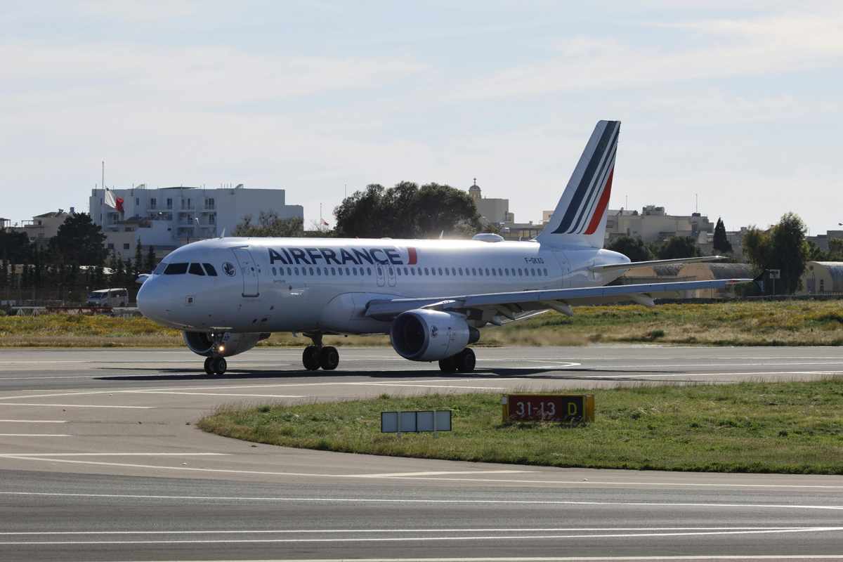 Over 300 Flights Cancelled and Delayed at Heathrow, Schiphol, Charles de Gaulle