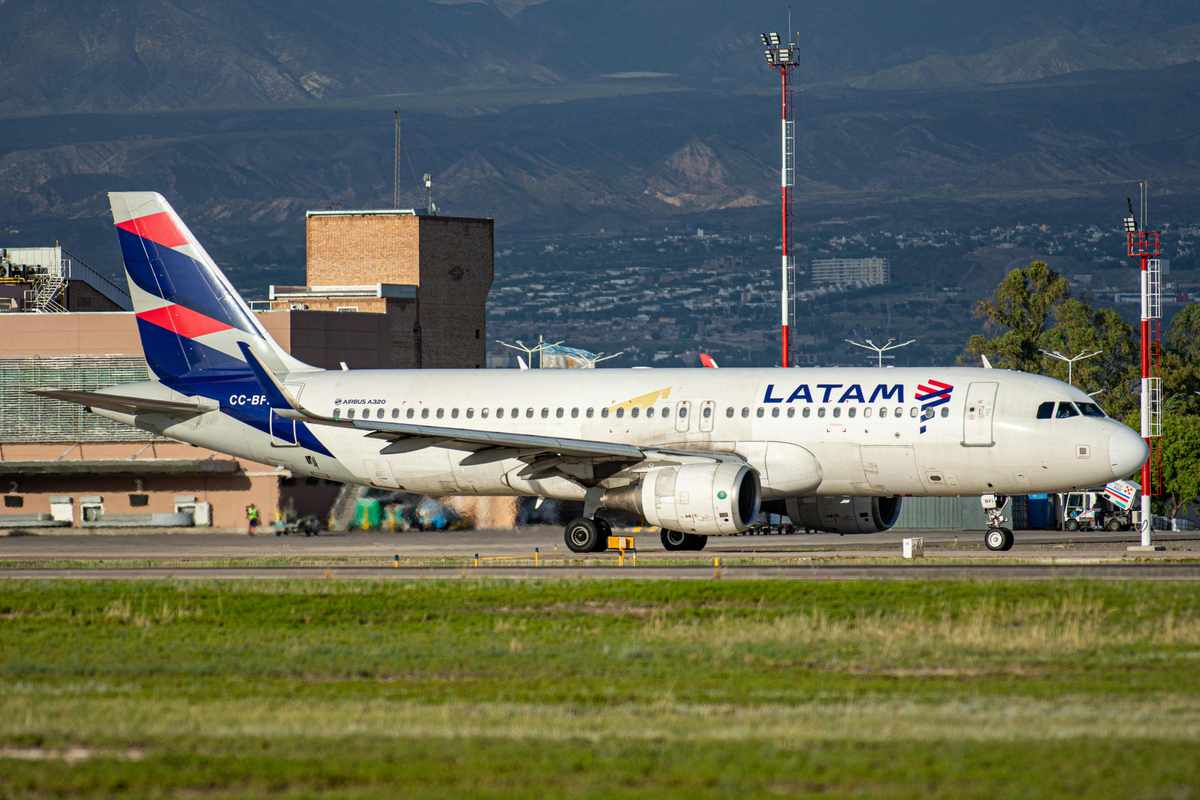 LATAM Orders Up to 74 Embraer E195-E2 Jets for South American Growth LATAM Orders Up to 74 Embraer E195-E2 Jets for South American Growth